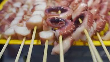 三亚海鲜大排档烤鱿鱼铁板鱿鱼美食视频的预览图